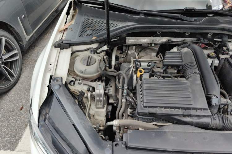 Used Volkswagen Lamando 2017 230TSI DSG Fashion Edition Engine Bay Right