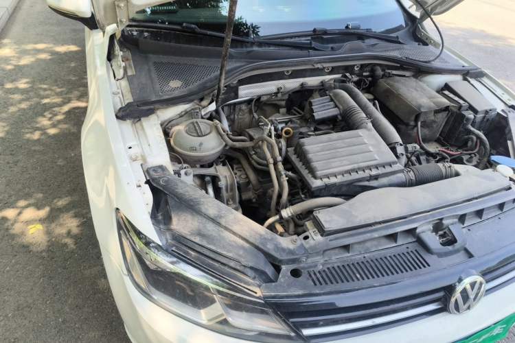 Used Volkswagen Lamando 2017 230TSI Manual Trend Edition Engine Bay Right