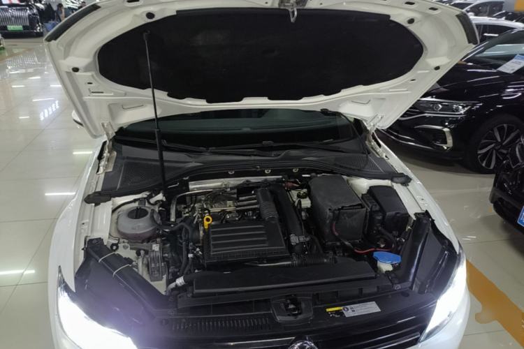 Used Volkswagen Lamando 2017 280TSI DSG Comfort Edition Engine Bay
