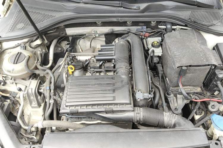 Used Volkswagen Lamando 2017 280TSI DSG Luxury Edition Engine Bay