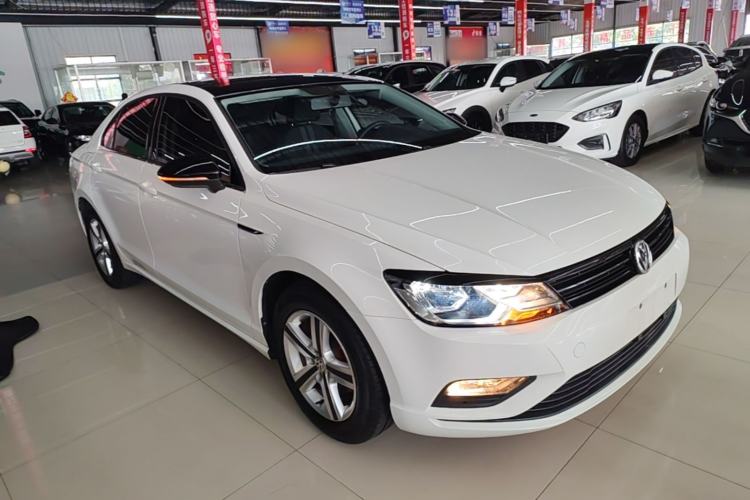 Used Volkswagen Lamando 2017 230TSI Manual Trend Edition Front Right 45 Deg
