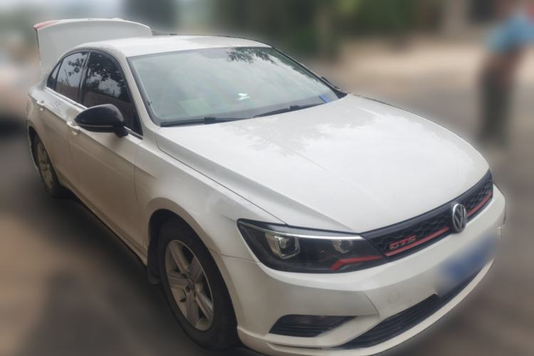 Used Volkswagen Lamando 2017 230TSI Manual Trend Edition Front Right 45 Deg