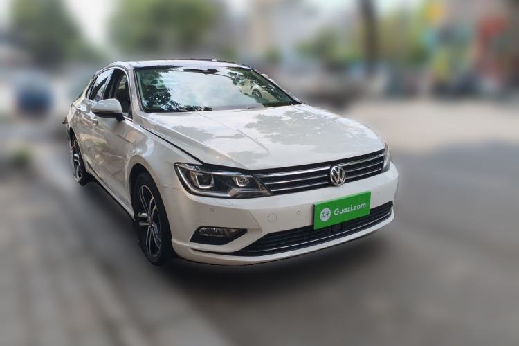 Used Volkswagen Lamando 2017 280TSI DSG Luxury Edition Front Right 45 Deg