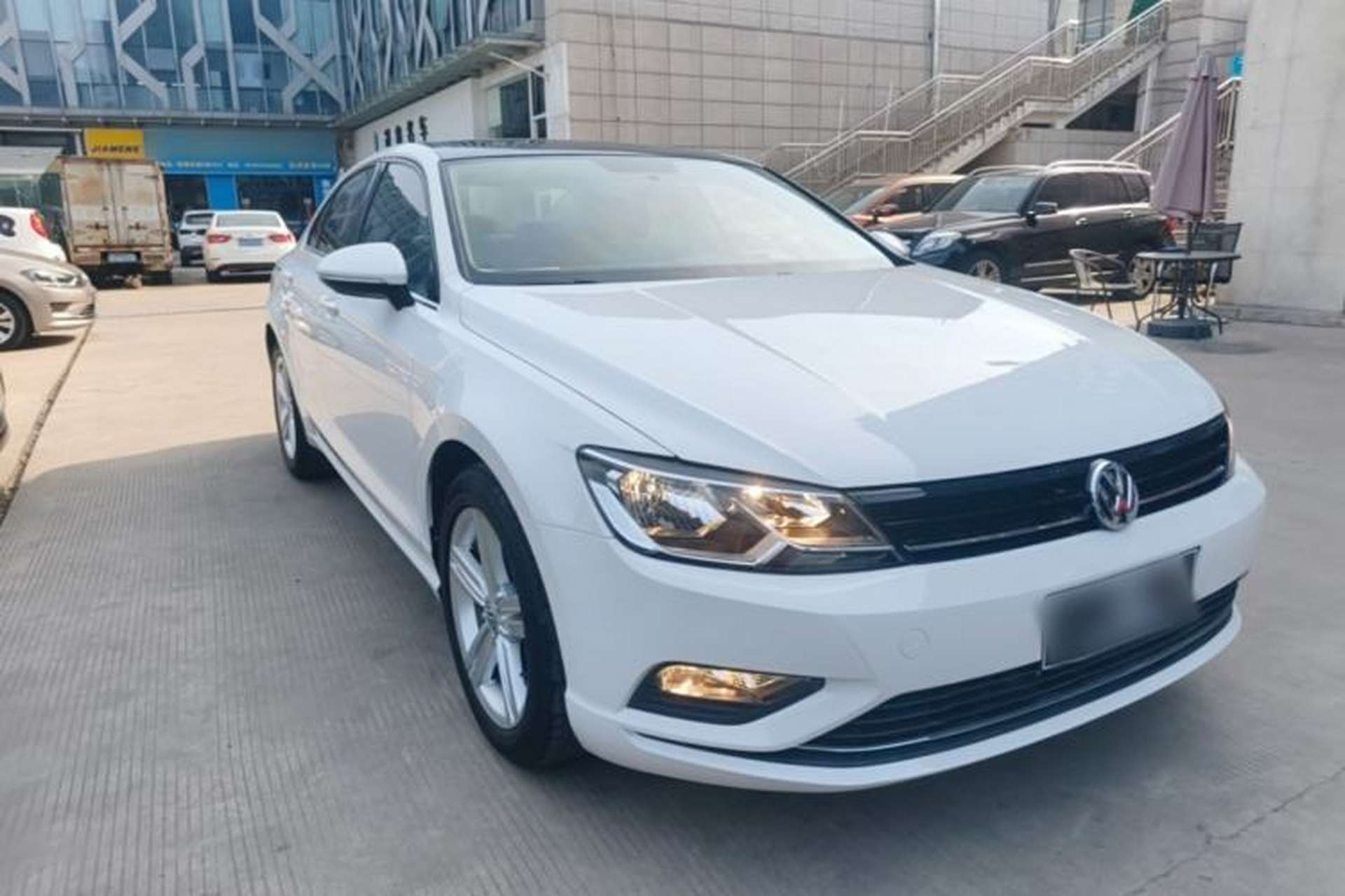 Used Volkswagen Lamando 2017 280TSI DSG Comfort Edition Front Right 45 Deg