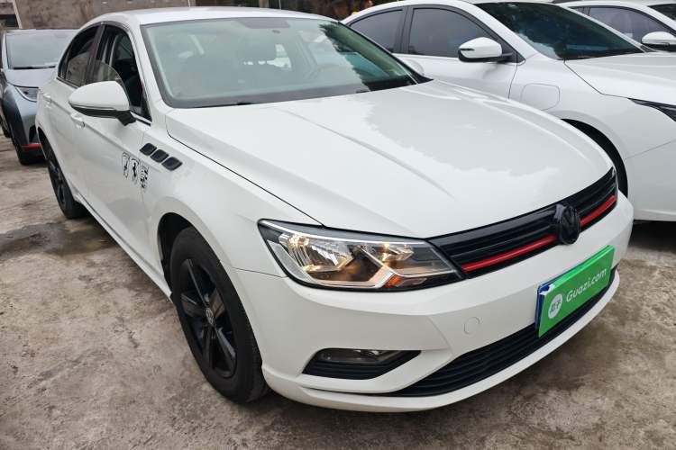 Used Volkswagen Lamando 2017 230TSI Manual Trend Edition Front Right 45 Deg