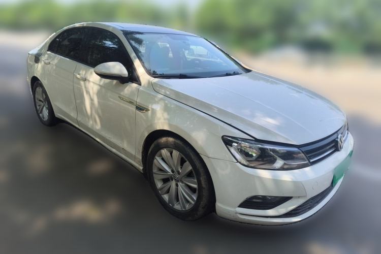 Used Volkswagen Lamando 2017 230TSI Manual Trend Edition Front Right 45 Deg