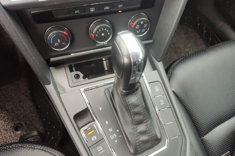 Used Volkswagen Lamando 2017 230TSI DSG Fashion Edition Gear Lever