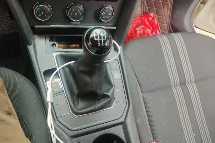 Used Volkswagen Lamando 2017 230TSI Manual Trend Edition Gear Lever