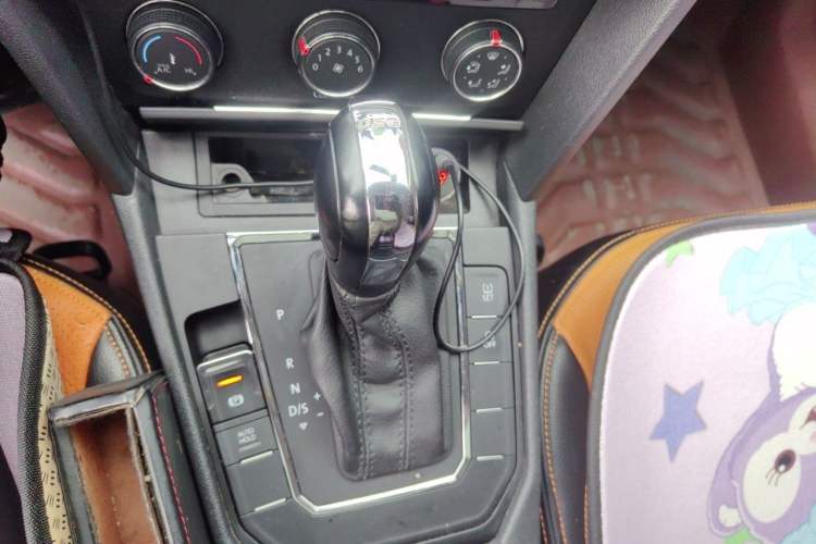 Used Volkswagen Lamando 2017 230TSI DSG Fashion Edition Gear Lever