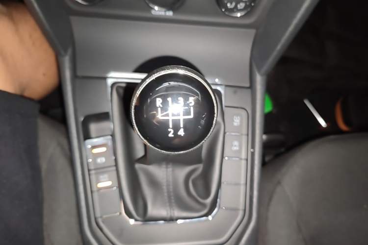Used Volkswagen Lamando 2017 230TSI Manual Trend Edition Gear Lever