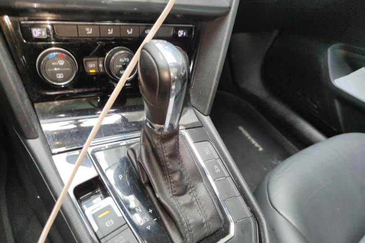 Used Volkswagen Lamando 2017 280TSI DSG Comfort Edition Gear Lever