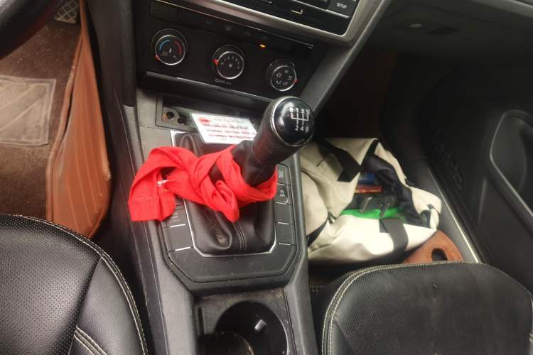 Used Volkswagen Lamando 2017 230TSI Manual Trend Edition Gear Lever