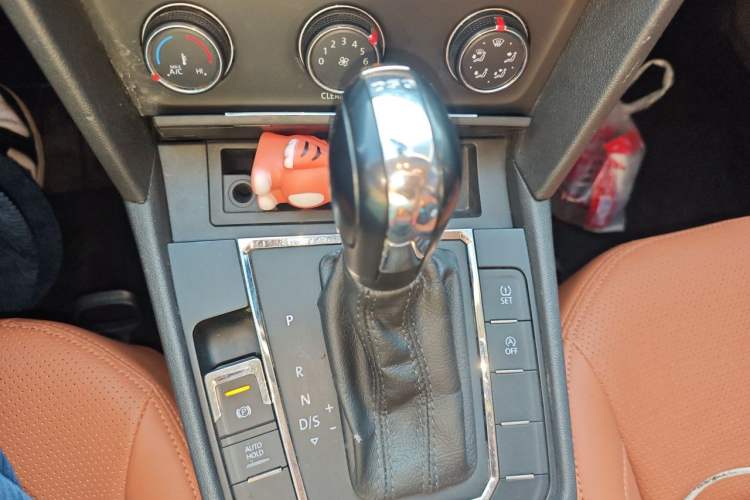 Used Volkswagen Lamando 2017 230TSI DSG Fashion Edition Gear Lever