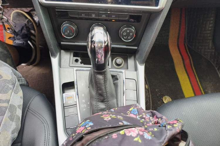 Used Volkswagen Lamando 2017 230TSI DSG Fashion Edition Gear Lever