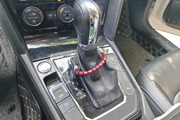 Used Volkswagen Lamando 2017 280TSI DSG Luxury Edition Gear Lever