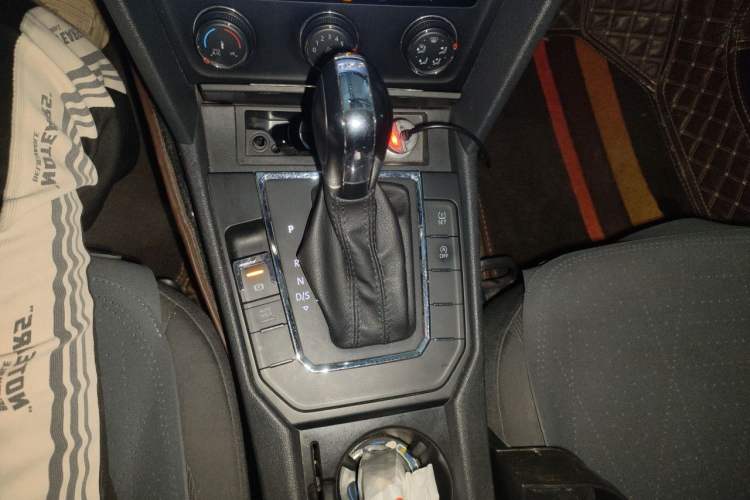 Used Volkswagen Lamando 2017 230TSI DSG Fashion Edition Gear Lever