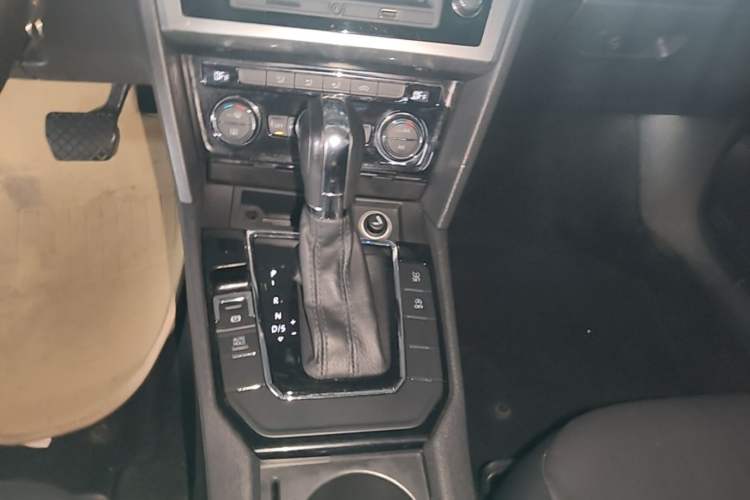 Used Volkswagen Lamando 2017 280TSI DSG Comfort Edition Gear Lever