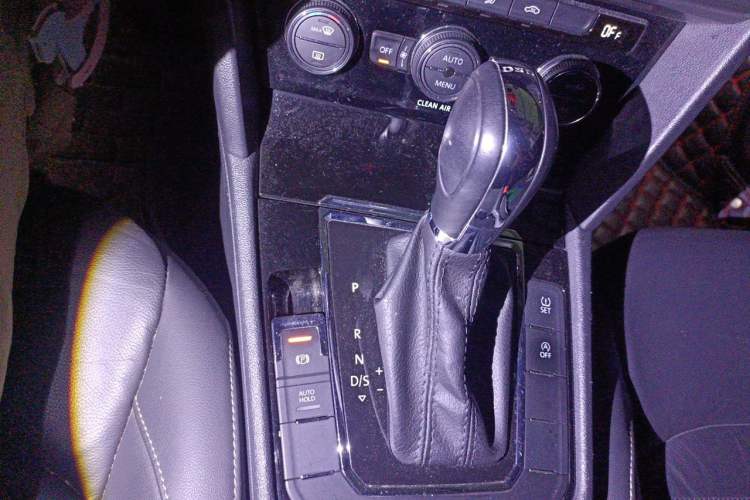 Used Volkswagen Lamando 2017 280TSI DSG Comfort Edition Gear Lever