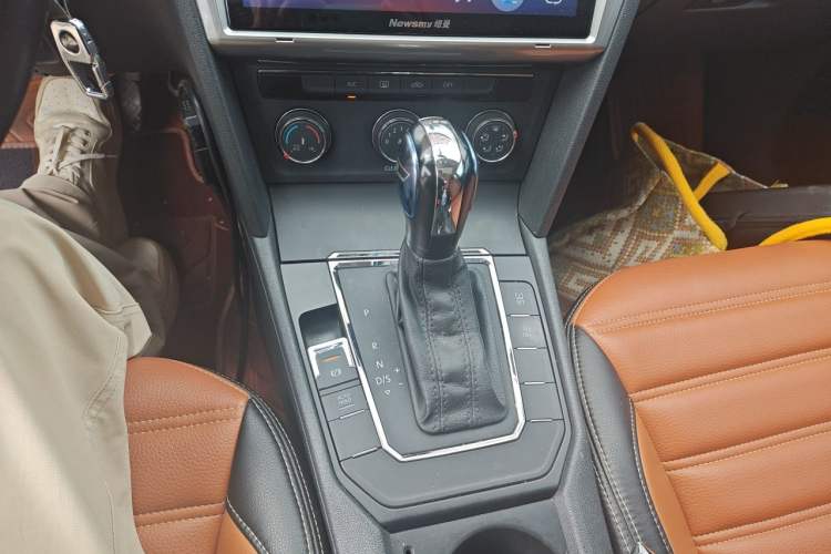 Used Volkswagen Lamando 2017 230TSI DSG Fashion Edition Gear Lever
