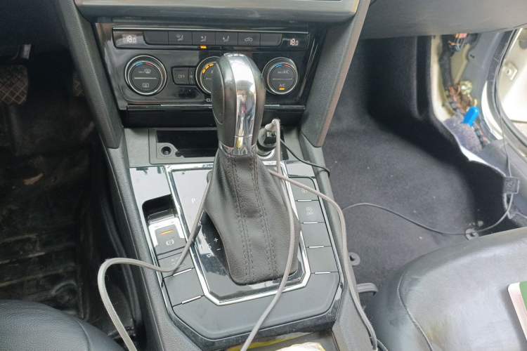 Used Volkswagen Lamando 2017 280TSI DSG Comfort Edition Gear Lever