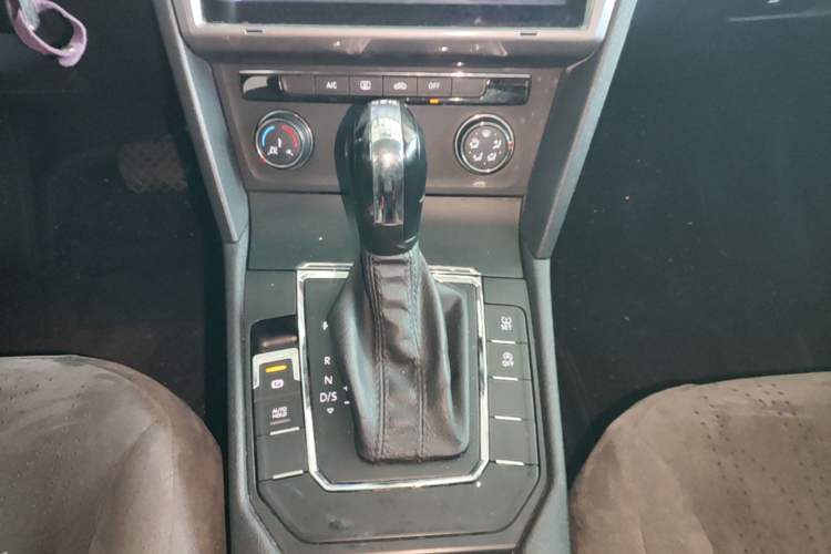 Used Volkswagen Lamando 2017 230TSI DSG Fashion Edition Gear Lever