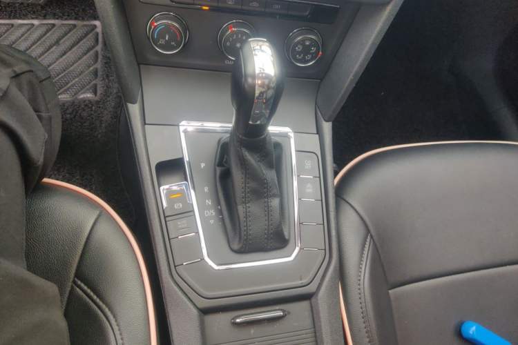 Used Volkswagen Lamando 2017 230TSI DSG Fashion Edition Gear Lever