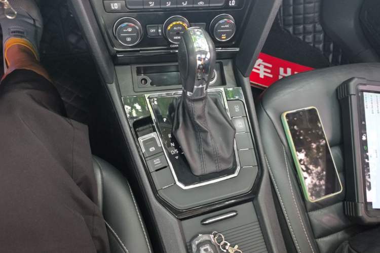 Used Volkswagen Lamando 2017 280TSI DSG Comfort Edition Gear Lever