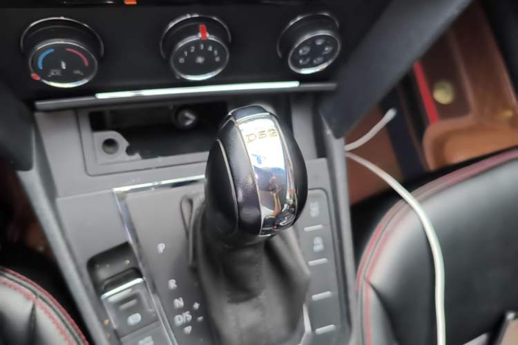 Used Volkswagen Lamando 2017 230TSI DSG Fashion Edition Gear Lever