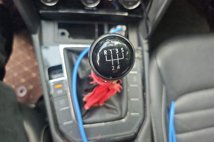 Used Volkswagen Lamando 2017 280TSI Manual Comfort Edition Gear Lever