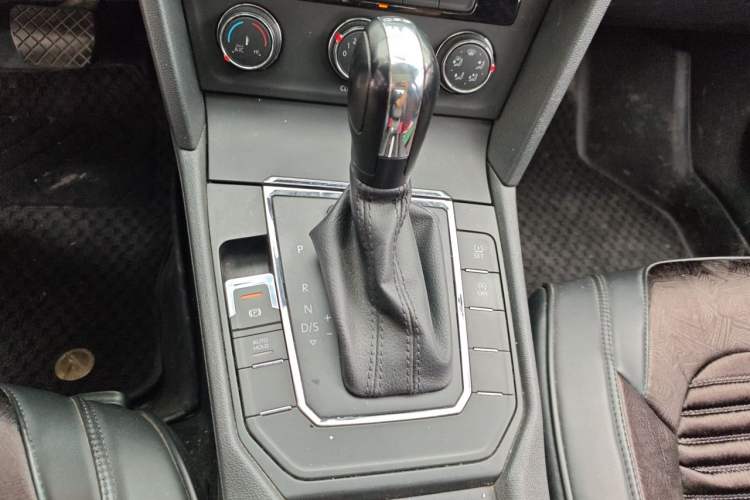 Used Volkswagen Lamando 2017 230TSI DSG Fashion Edition Gear Lever