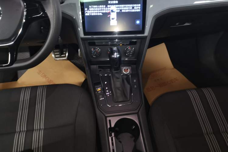 Used Volkswagen Lamando 2017 230TSI DSG Fashion Edition Gear Lever