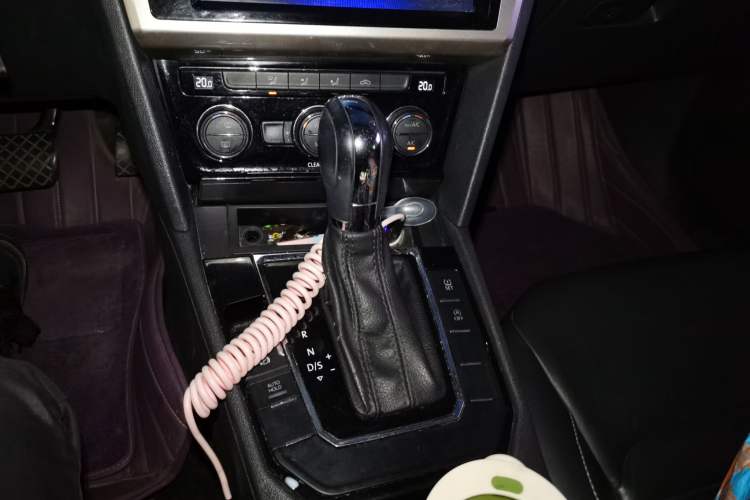 Used Volkswagen Lamando 2017 280TSI DSG Comfort Edition Gear Lever
