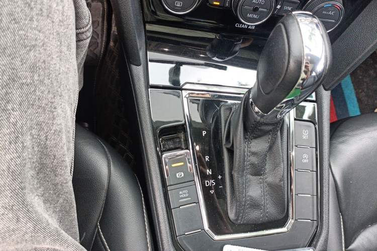 Used Volkswagen Lamando 2017 280TSI DSG Comfort Edition Gear Lever