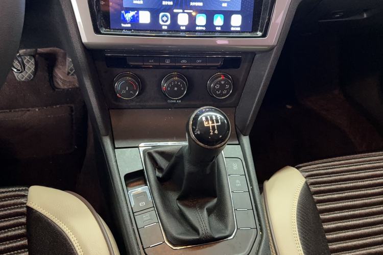 Used Volkswagen Lamando 2017 230TSI Manual Trend Edition Gear Lever
