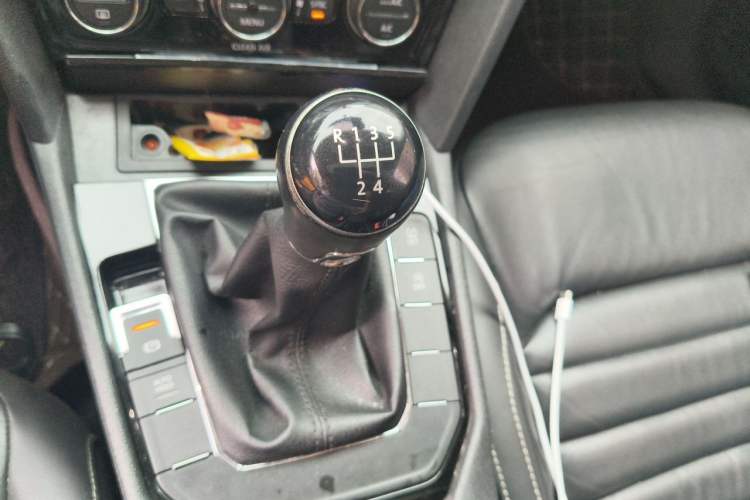 Used Volkswagen Lamando 2017 280TSI Manual Comfort Edition Gear Lever