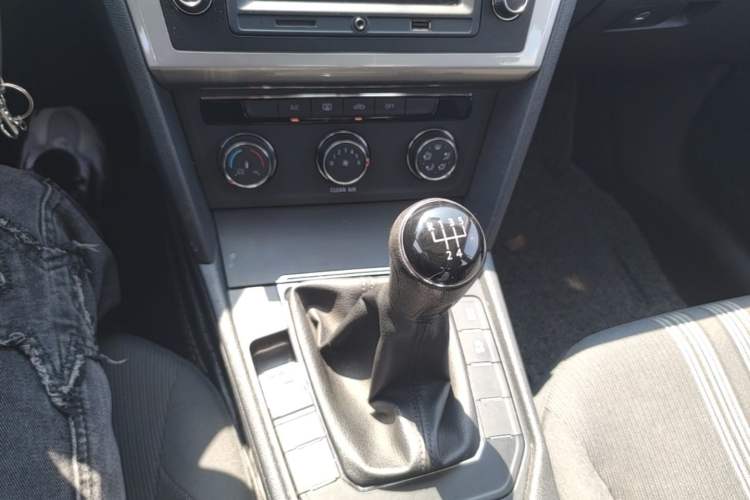 Used Volkswagen Lamando 2017 230TSI Manual Trend Edition Gear Lever