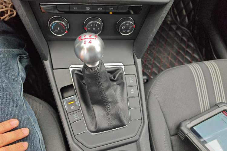 Used Volkswagen Lamando 2017 230TSI Manual Trend Edition Gear Lever