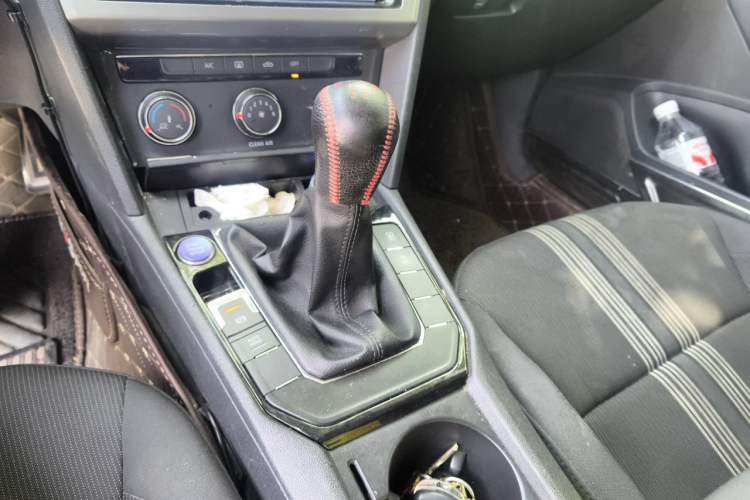 Used Volkswagen Lamando 2017 230TSI Manual Trend Edition Gear Lever