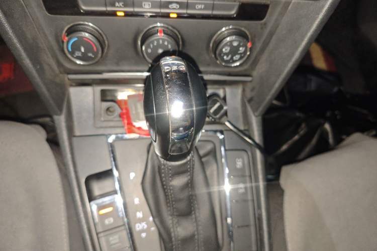 Used Volkswagen Lamando 2017 230TSI DSG Fashion Edition Gear Lever