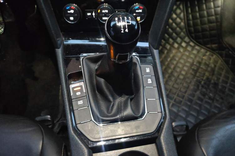 Used Volkswagen Lamando 2017 280TSI Manual Comfort Edition Gear Lever