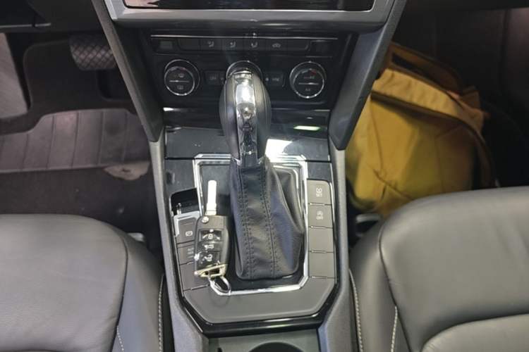 Used Volkswagen Lamando 2017 280TSI DSG Comfort Edition Gear Lever