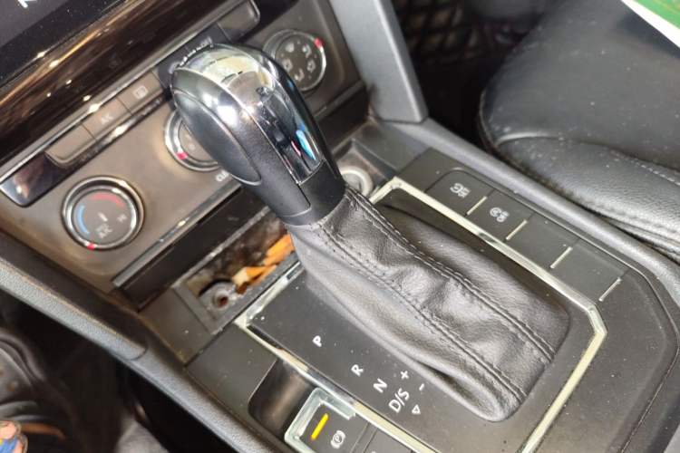 Used Volkswagen Lamando 2017 230TSI DSG Fashion Edition Gear Lever