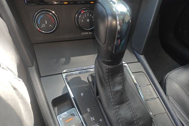 Used Volkswagen Lamando 2017 230TSI DSG Fashion Edition Gear Lever