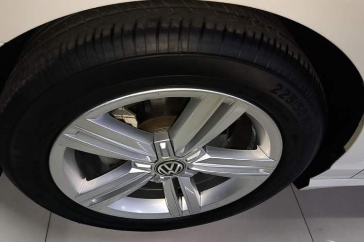 Used Volkswagen Lamando 2017 280TSI DSG Comfort Edition Left Front Wheel Hub