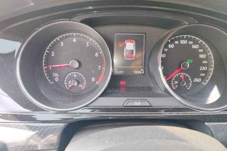 Used Volkswagen Lamando 2017 2.0T GTS Odometer Close Up