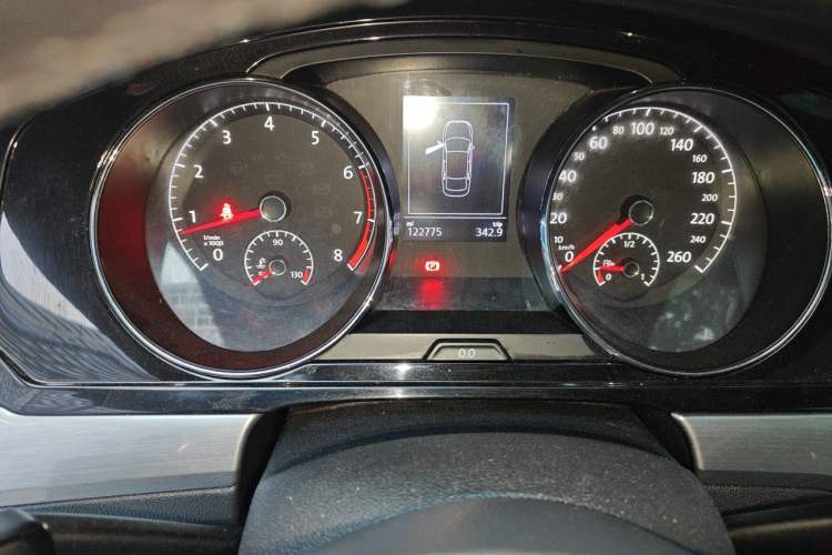 Used Volkswagen Lamando 2017 280TSI DSG Comfort Edition Odometer Close Up
