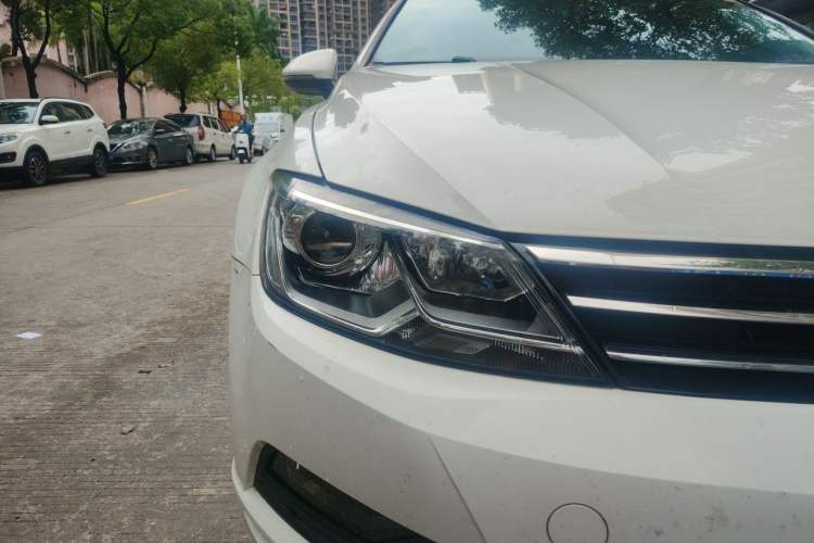 Used Volkswagen Lamando 2017 230TSI Manual Trend Edition Right Front Headlight