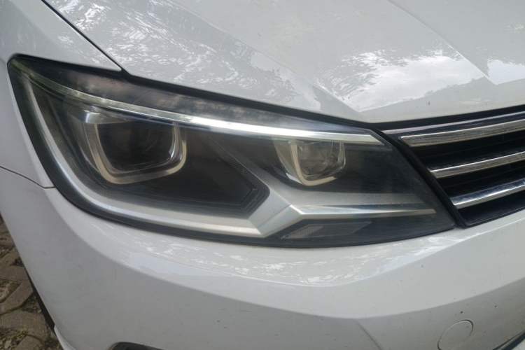 Used Volkswagen Lamando 2017 280TSI DSG Comfort Edition Right Front Headlight