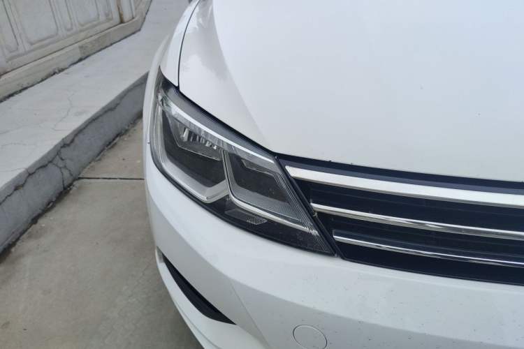 Used Volkswagen Lamando 2017 280TSI DSG Comfort Edition Right Front Headlight