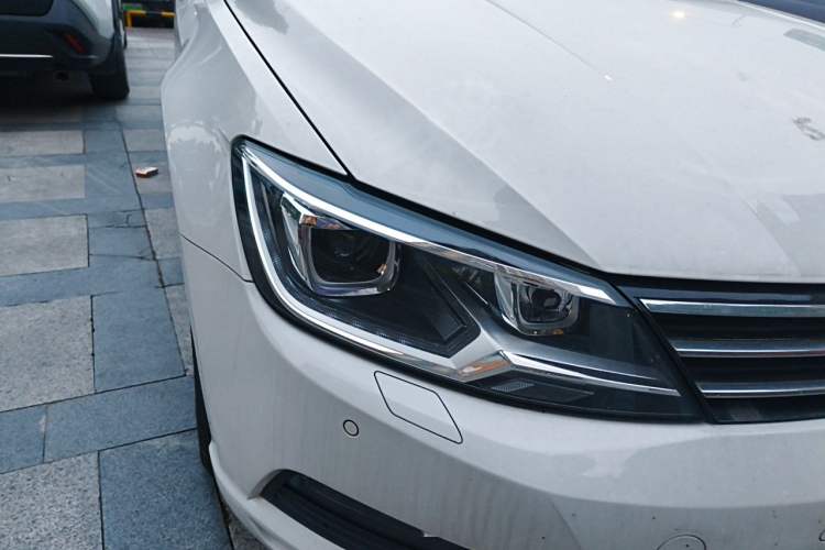 Used Volkswagen Lamando 2017 280TSI DSG Luxury Edition Right Front Headlight
